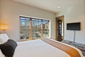 3 bedrooms, desk, iron/ironing board, free WiFi