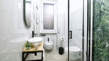 Ducha, secador de pelo, bidet, toallas