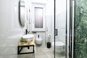 Dusch, hårtork, bidé och handdukar