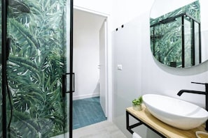 Douche, sèche-cheveux, bidet, serviettes fournies