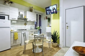 Refrigerador, microondas, placa de cocina, lavavajillas