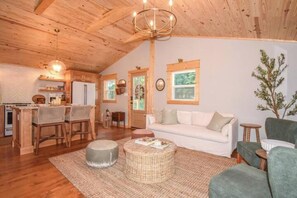 Smart TV, fireplace, books - The Cottage at Walnut Ridge (Goodwater)