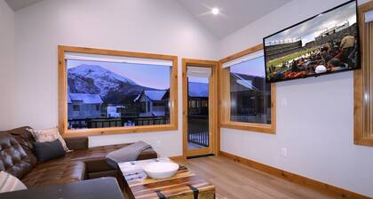 Pet Friendly Townhome Just Minutes from Town and the Resort!