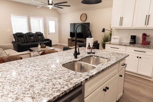 4-Bedroom New House in OKC with Gym, Fast WiFi, 8 Beds - Sleeps 12, Car Garage