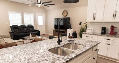 4-Bedroom New House in OKC with Gym, Fast WiFi, 8 Beds - Sleeps 12, Car Garage