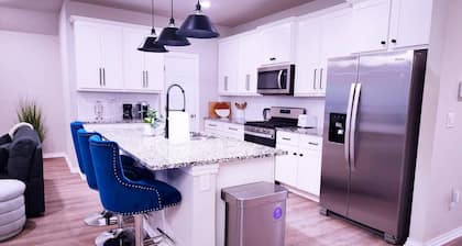 4-bedroom house in fantastic Oklahoma City with AC, fitness room, WiFi