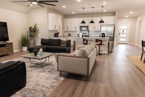 Smart TV - 4-Bedroom New House in OKC with Gym, Fast WiFi, 8 Beds - Sleeps 12, Car Garage (Oklahoma City)