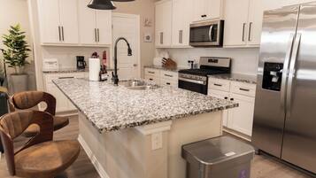 Een microgolfoven, een oven, een kookplaat, een vaatwasser