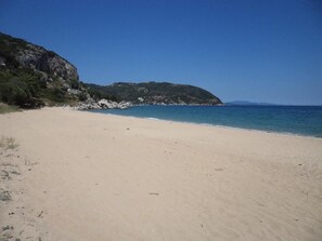 On the beach, beach towels - Sea-front villa - luxury, authenticity (Platania)