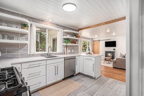 Remodeled 2-bedroom house with hot tub, 7mins to Saugatuck & beach