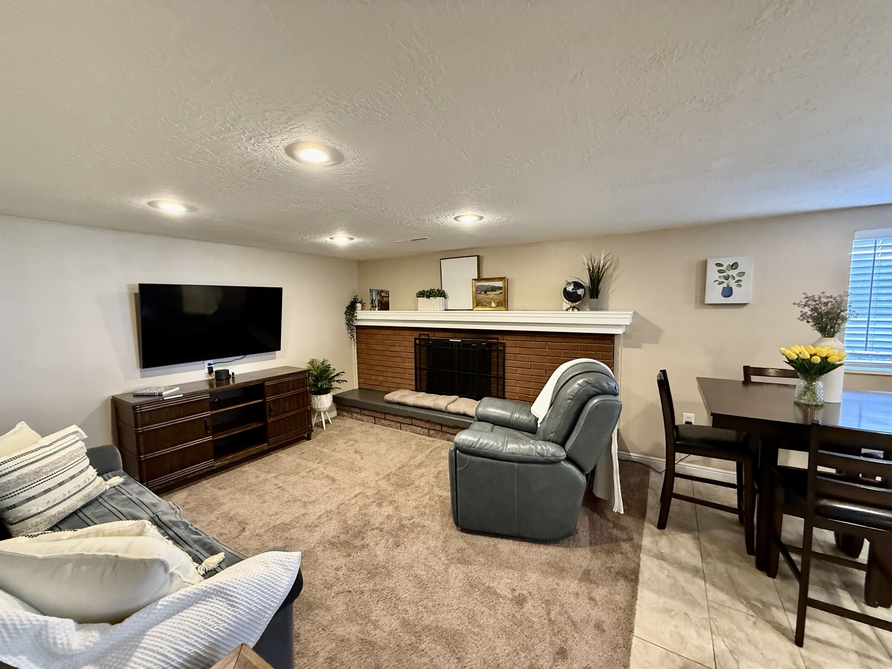 スマートテレビ、暖炉、書庫