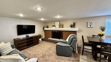 スマートテレビ、暖炉、書庫