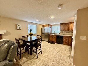 Dining - Cozy Retreat Near Ski Resorts, Shops & Downtown (Murray)