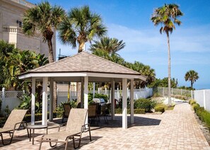 Outdoor dining - SIESTA SANDS BEACH RESORT - Beachfront Condo complex on Crescent Beach - 1BR (Siesta Key)