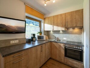 Geladeira, fogão, lava-louças, talheres/pratos/utensílios de cozinha