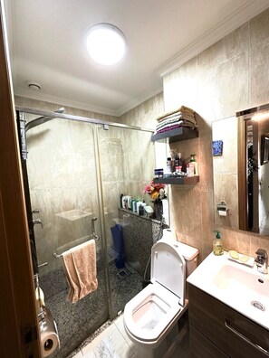 Serviettes fournies, savon, papier toilette