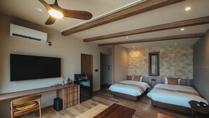 Une chambre d’hôtel moderne avec un plafond en bois, un téléviseur à écran plat, un bureau, deux lits et un mur décoré d’un motif imitant la pierre.