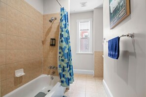 Dutxa, assecador de cabells, tovalloles i sabó 