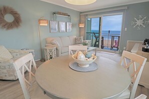 Smart TV, video games, DVD player, books - BeachBox III • The One with Unreal Beach Views • Couple's Getaway (Ocean City)
