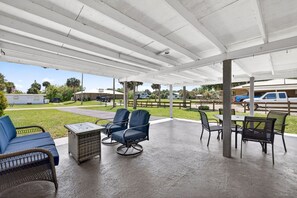 Outdoor dining - Charming 3-bedroom house with AC, WiFi in peaceful Alva (Alva)