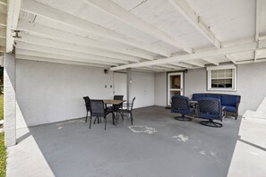 Outdoor dining - Charming 3-bedroom house with AC, WiFi in peaceful Alva (Alva)