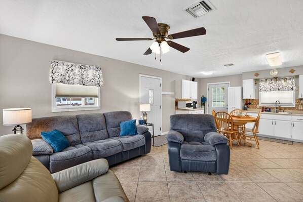 Smart TV, books - Charming 3-bedroom house with AC, WiFi in peaceful Alva (Alva)