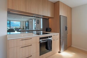 Frigorífico, horno, placa de cocina y lavavajillas