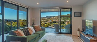 Havenview City Apartment - Stunning Haven & Skyline Views