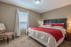 3 bedrooms, iron/ironing board, free WiFi, bed sheets - 3BR Walk-In ~ Near the 76 Strip! ~ Pool ~ FREE TICKETS INCLUDED! (V2961-2) (Branson)