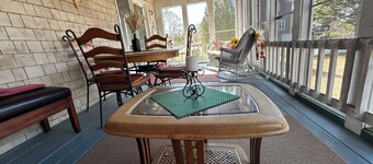 Entire house 2 miles to Misquamicut Beach- Sleeps 10!