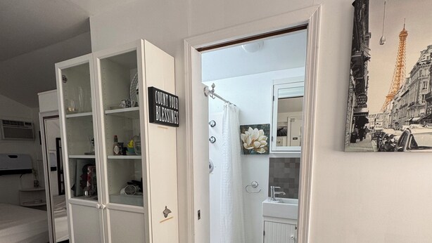 Room - CozyMiniStudio (Vancouver)