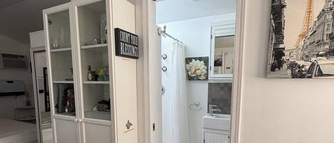 1 bedroom, iron/ironing board, WiFi