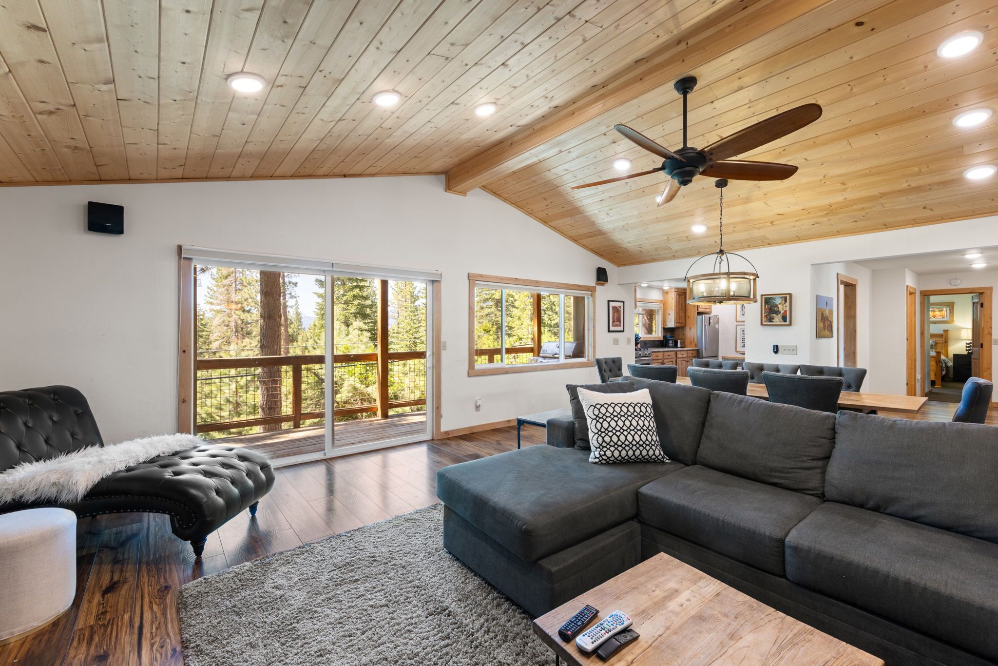 Een smart-tv en een open haard