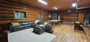 Smart-tv, een open haard, videospelletjes en boeken