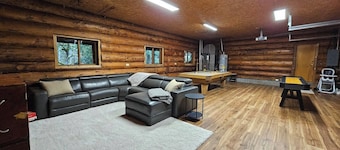 American Alps Lodge: Riverfront, Beach, Hot Tub, EV Charger, Game Room