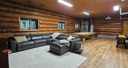 American Alps Lodge: Riverfront, Beach, Hot Tub, EV Charger, Game Room