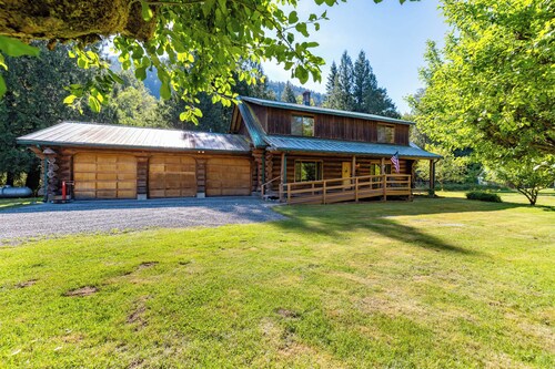 American Alps Lodge: Riverfront, Beach, Hot Tub, EV Charger, Game Room