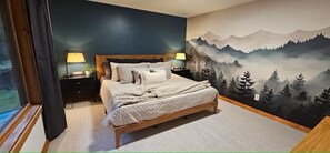 5 bedrooms, desk, iron/ironing board, travel cot - American Alps Lodge: Riverfront, Beach, Hot Tub, EV Charger, Game Room (Marblemount)