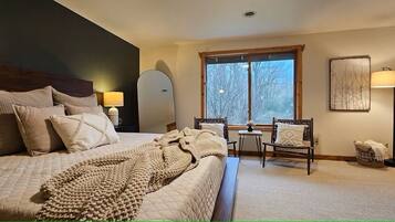 5 makuuhuonetta, työpöytä, silitysrauta/-lauta, vauvan matkasänky