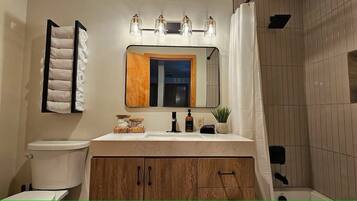 Suihku, ympäristöystävälliset hygieniatuotteet, hiustenkuivaaja