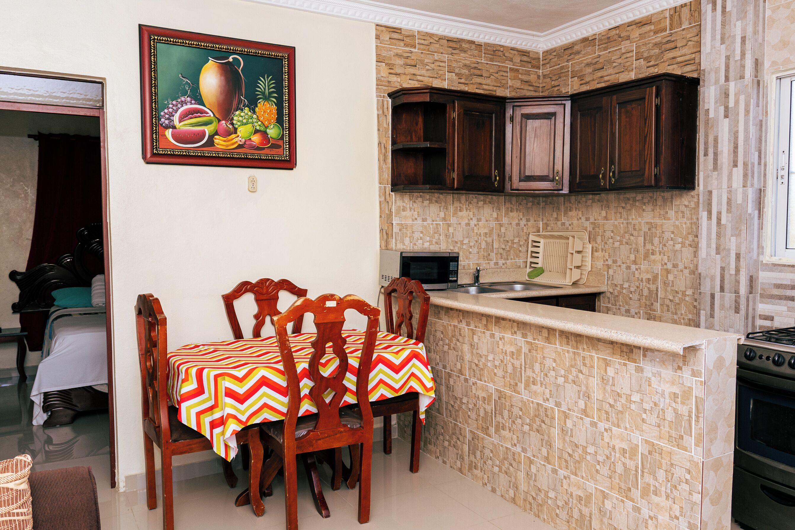 Apartamento Premium, cocina | Caja fuerte, decoración individual, mobiliario individual y escritorio