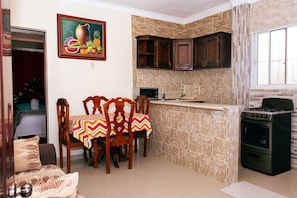 Apartamento Premium, cocina | Caja fuerte, decoración individual, mobiliario individual y escritorio