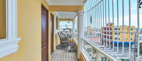 Premium-huoneisto, keittiö | Näkymä parvekkeelta