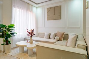 Smart TV - Luxury Minimalist Apartment – Parking & High-Speed Wi-Fi (Marrakech)