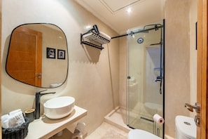Doccia, asciugacapelli, asciugamani, sapone