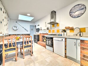 Een koelkast, een magnetron, een oven, een vaatwasser