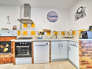 Een koelkast, een magnetron, een oven, een vaatwasser