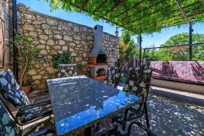 Outdoor dining - Adorable Home With Bubble Bath (Vinodol)