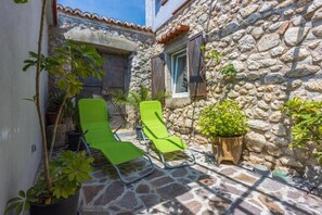 House | Garden - Adorable Home With Bubble Bath (Vinodol)