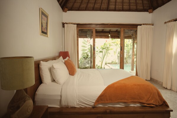 2 bedrooms, desk, WiFi, bed sheets